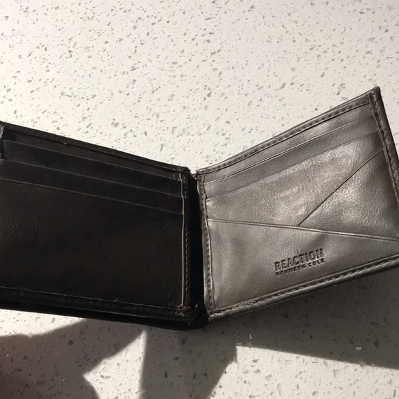 Kenneth Cole Reaction Wallet - Picture 4 of 6